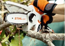 A handy pruner for tight situations