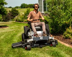Bob-cat ZT2000 zero turn mower - with Kawasaki engine and ZT2800 transmissions